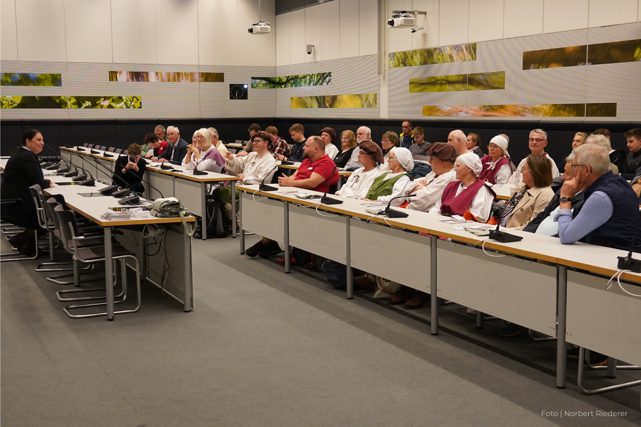 Im Fraktionssaal wird diskutiert